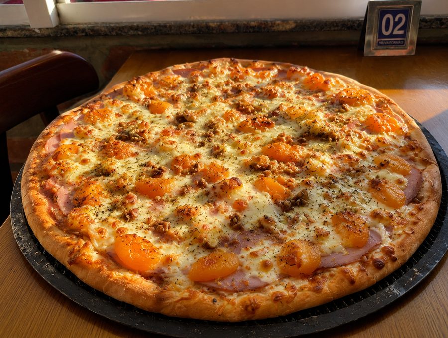Pizza do Fornão assada no capricho, servida na casa